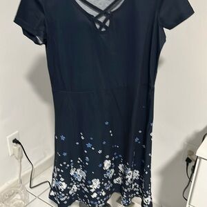 Vestido azul marino floreado abajo